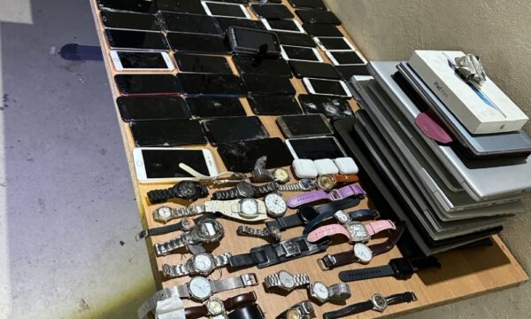 Dogana ndalon një rast kontrabande në Vërmicë me laptopë, telefona, orë dore, tabletë e dëgjuese